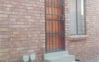 2 Bedroom Apartment in Olievenhoutbosch