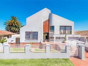 6 Bed House in Penlyn Estate