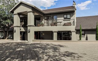 10 Bedroom House in Dan Pienaar