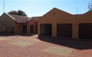 3 Bedroom House in Aston Manor