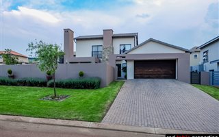 3 Bedroom House in Olympus AH