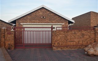 2 Bedroom House in Protea North