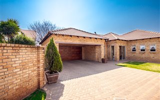 3 Bedroom House in Raslouw Manor