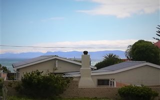 595 m² Land available in De Kelders