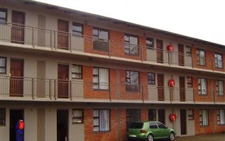 2 Bedroom Apartment in Ehrlich Park