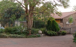4 Bedroom House in Rooihuiskraal