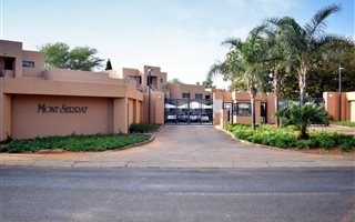 1 Bedroom Townhouse in Waterkloof Ridge