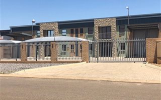 878 m² Industrial space in Faerie Glen