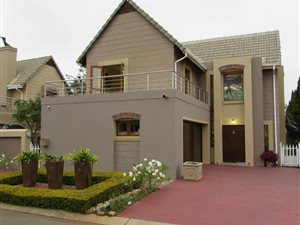 3 Bed Cluster in Zwartkop Golf Estate
