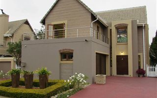 3 Bedroom Cluster in Zwartkop Golf Estate
