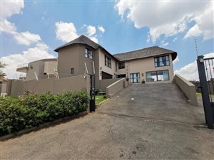 4 Bed Townhouse in Heuningklip
