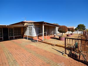 3 Bed House in Westonaria