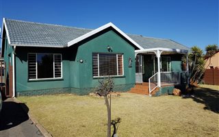 3 Bedroom House in Dan Pienaarville