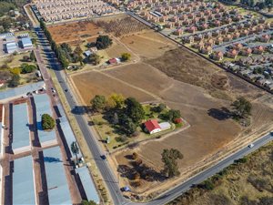 3.5 ha Land available in Alsef