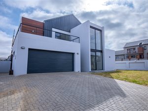 4 Bed House in The Hills