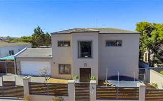 4 Bedroom House in Blouberg Sands