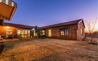 6 Bedroom House in Protea Ridge