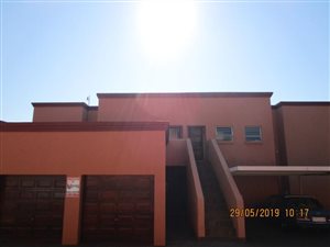 3 Bed Apartment in Roodekrans