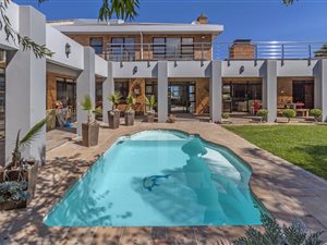 6 Bed House in The Links