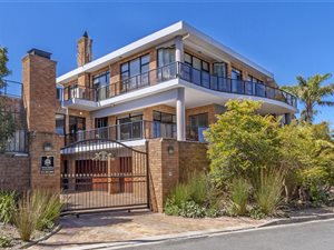 6 Bed House in The Links
