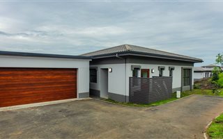 3 Bedroom Simplex in Palm Lakes Estate