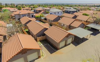 3 Bedroom Simplex in Pierre van Ryneveld