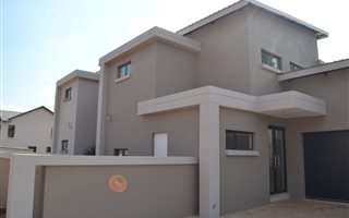 4 Bedroom House in Magalieskruin