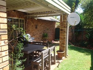 2 Bed Townhouse in Die Hoewes