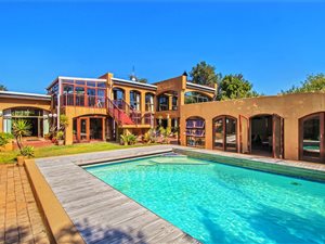 6 Bed House in Bronberg