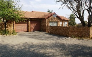 2 Bedroom Cluster in Kyalami Hills