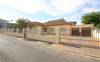 4 Bedroom House in Paarl