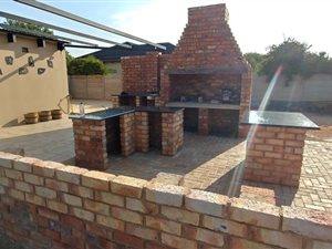 4 Bed House in Daggafontein