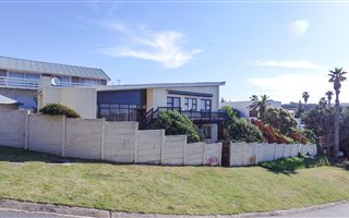 5 Bedroom House in Gonubie