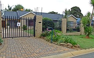 3 Bedroom House in Dan Pienaarville