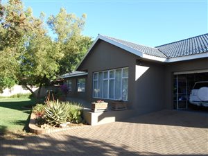 4 Bed Simplex in Dan Pienaar