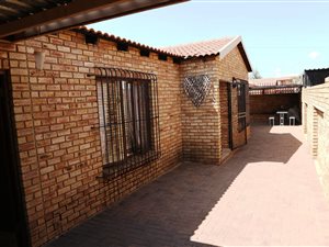 3 Bed Townhouse in Krugersdorp Central