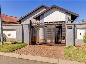 3 Bed House in Protea North