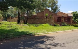 813 m² Land available in Pollak Park