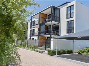 3 Bed Apartment in Paardevlei