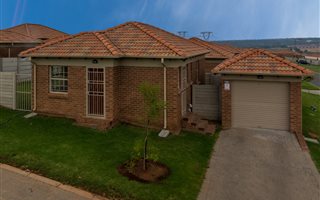 3 Bedroom House in Mnandi AH