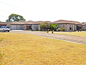 7 Bed House in Grootfontein Estate