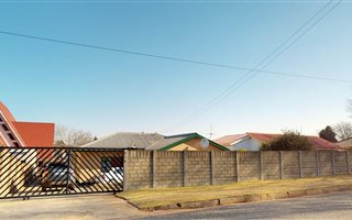 4 Bedroom House in Roodepoort North