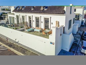 2 Bed Cluster in Bloubergstrand