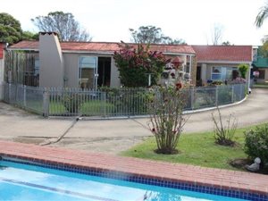 4 Bedroom House in Kaysers Beach