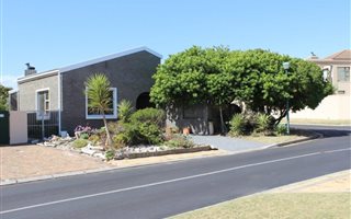 3 Bedroom House in Greenways Golf Estate