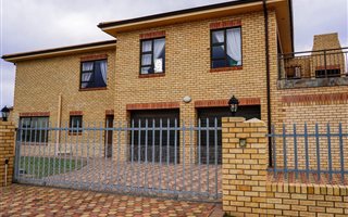 3 Bedroom Duet in Hartenbos Heuwels