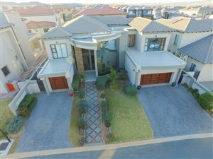 5 Bed House in Blue Valley Golf Estate