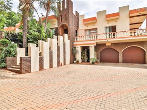 12 Bed House in Protea Park