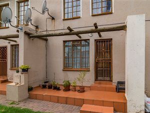 2 Bed Townhouse in Roodepoort West