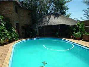 11 Bed House in Monument